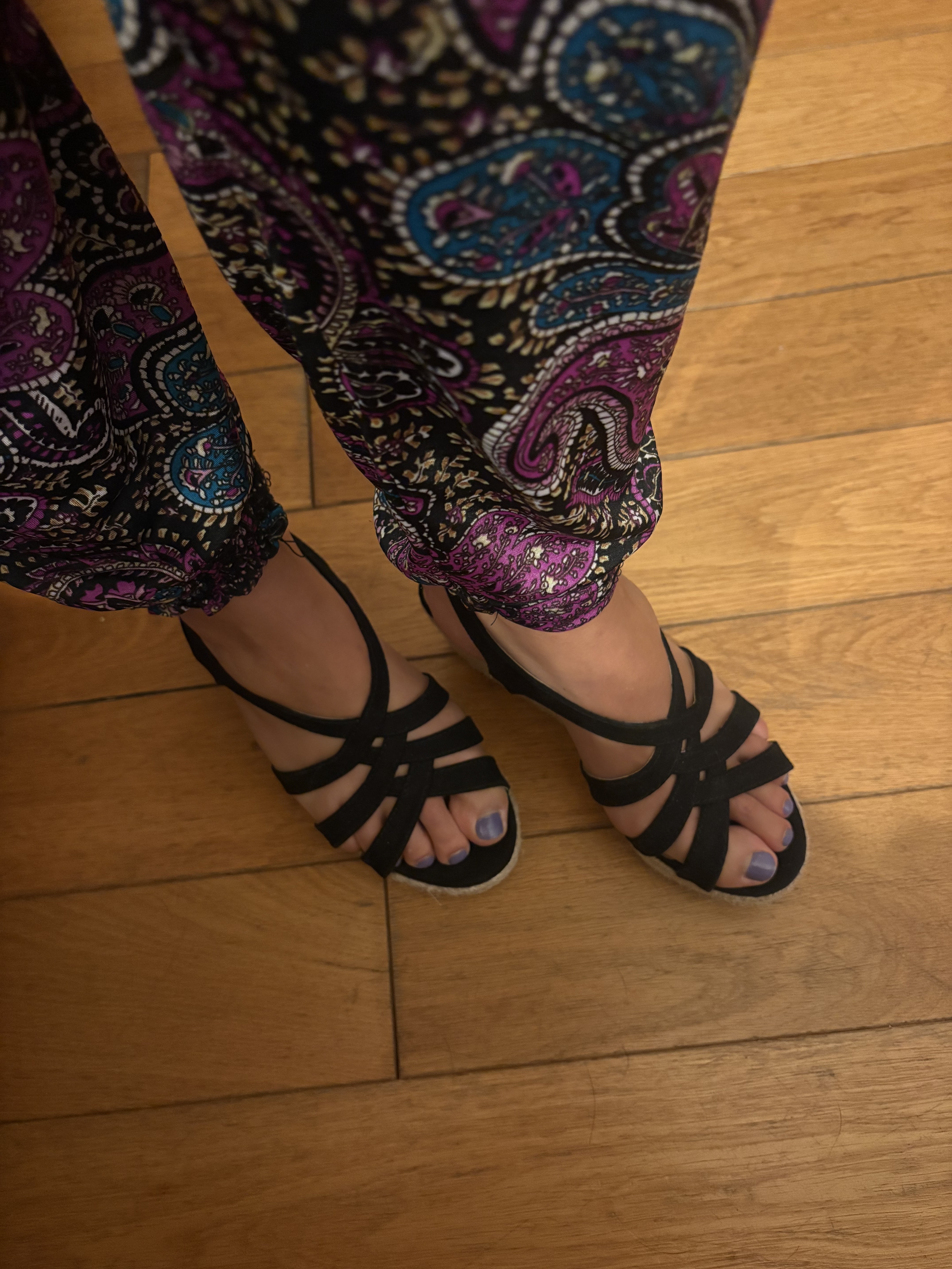 @feetandass